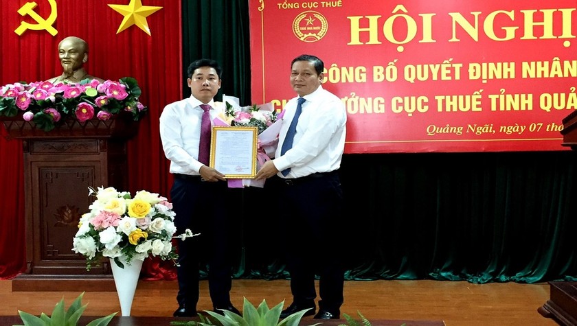 Phó Tổng cục trưởng Phi Vân Tuấn trao quyết định cho ông Bùi Khánh Toàn.