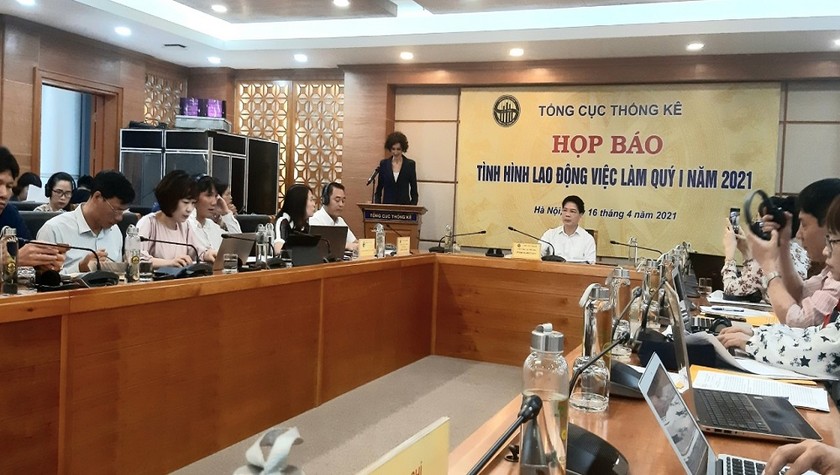 Ông Nguyễn Huy Minh, Phó Tổng cục trưởng TCTK chủ trì cuộc họp báo
