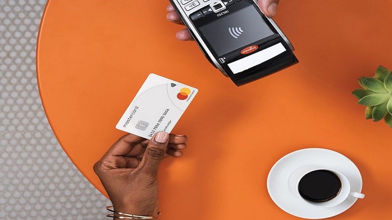 Thẻ thanh toán của người tiêu dùng được đặt một mã QR, cho phép người gửi quét và chuyển tiền một cách an toàn, thuận tiện tới tài khoản được lựa chọn. 