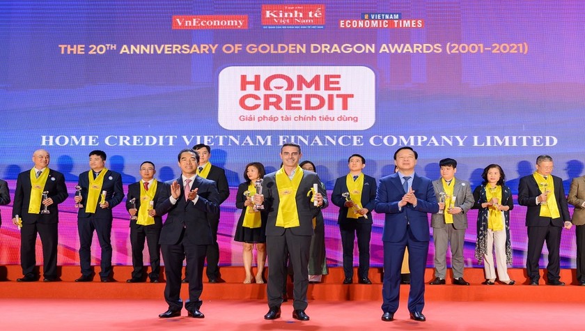Ông Fabien Sanchez – Giám đốc Giám đốc Bộ phận Rủi ro và Thu hồi nợ - đại diện Home Credit Việt Nam nhận giải thưởng từ đại diện Ban tổ chức Rồng Vàng 2021. 