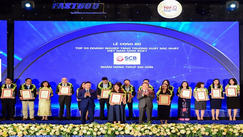 Đại diện SCB nhận gải Top 50 DN tăng trưởng xuất sắc nhất Việt Nam năm 2021.