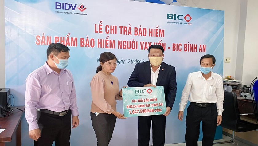 Đại diện lãnh đạo Công ty Bảo hiểm BIDV Bắc Tây Nguyên và Chi nhánh BIDV Kon Tum chi trả quyền lợi bảo hiểm cho gia đình khách hàng.