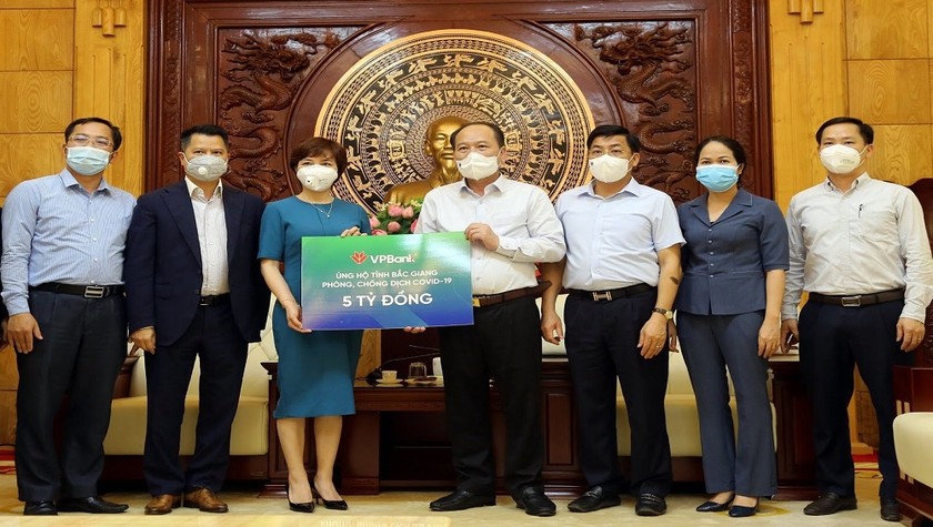 VPBank trao tặng 5 tỷ đồng tiền mặt ủng hộ Bắc Giang phòng, chống dịch COVID-19.