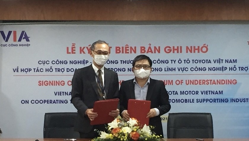 Đạo diện Toyota Việt Nam  và Cục Công Nghiệp - Bộ Công Thương ký Biên bản ghi nhớ .