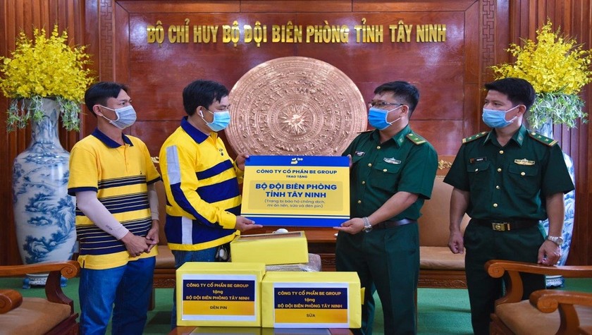 Đại diện Be Group trao tặng quà cho BĐBP tỉnh Tây Ninh.
