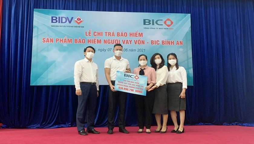 Đại diện BIC trao tiền bảo hiểm cho gia đình khách hàng Hoàng Văn Đắc.