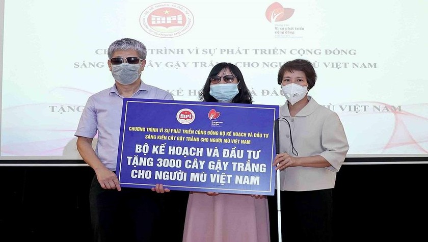 Thứ trưởng Bộ KH&ĐT Nguyễn Thị Bích Ngọc trao tượng trưng 3.000 cây gậy trắng cho Hội người muc Việt Nam