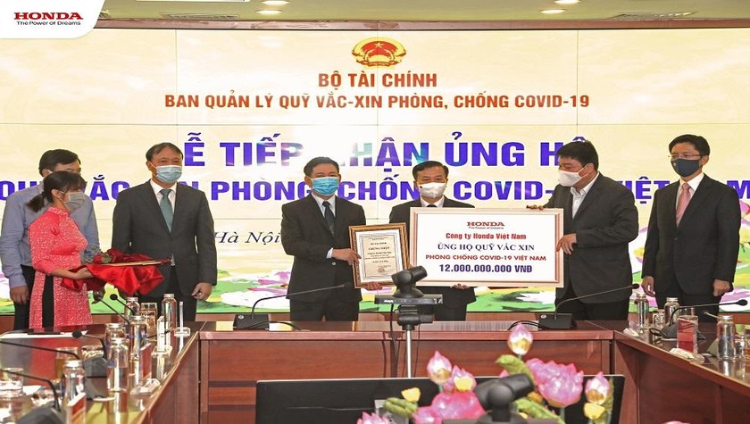 Honda Việt Nam ủng hộ 12 tỷ đồng vào “Quỹ vắc xin phòng COVID-19”.