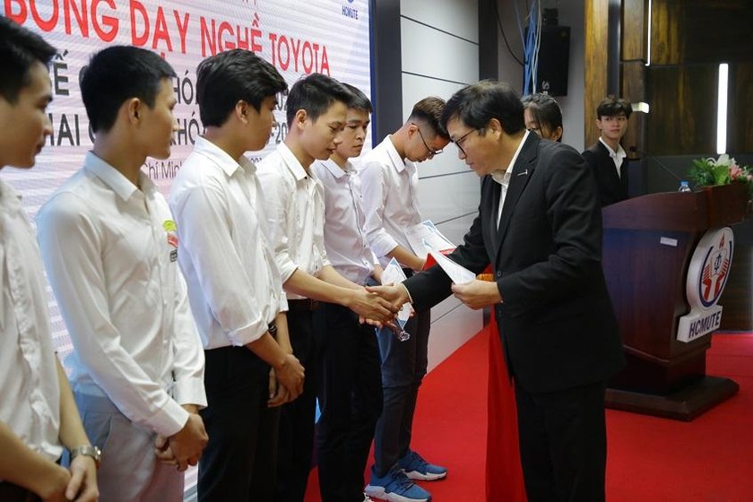 Ông Phạm Thanh Tùng - Phó Tổng Giám đốc Toyota Việt Nam trao bằng tốt nghiệp khóa 2
