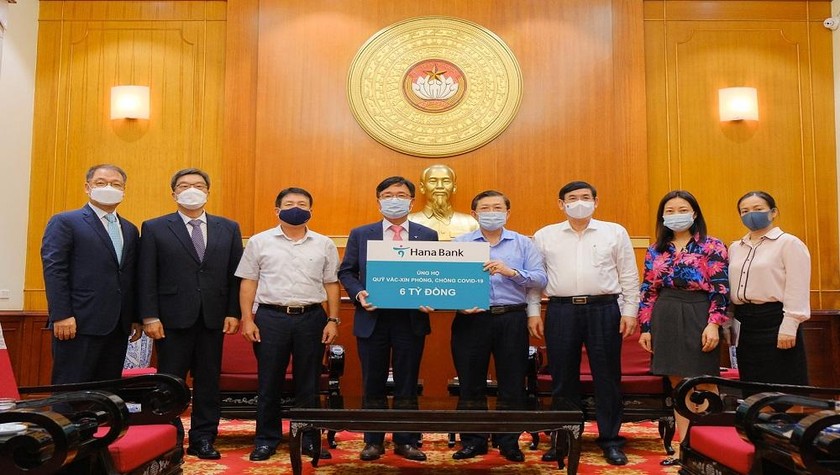 Đại diện Hana Bank trao biển ủng hộ Quỹ Vắc-xin phòng chống COVID-19.