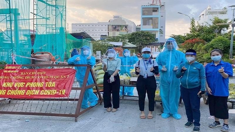 Công chức Cục Thuế TP Hồ Chí Minh tham gia ủng hộ lương thực, thực phẩm cho nhân dân tại các khu phong tỏa phòng, chống dịch.