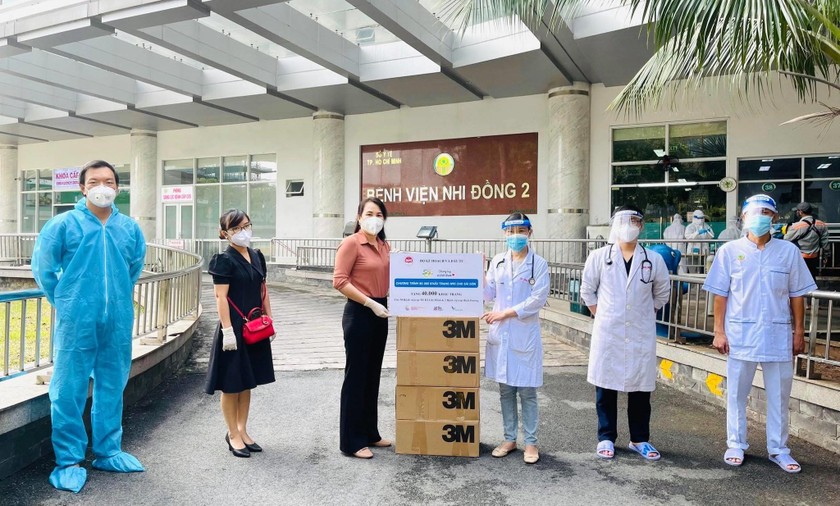 Đại diện Bộ KH&ĐT trao 40.000 khẩu trang y tế N95 cho các bệnh viện trên địa bàn TP Hồ Chí Minh và Bình Dương.