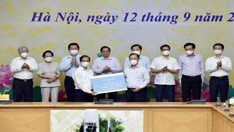 Phó Thống đốc thường trực NHNN Đào Minh Tú, đại diện Ngành ngân hàng trao tặng 100.000 máy tính cho Chương trình “Sóng và máy tính cho em”.