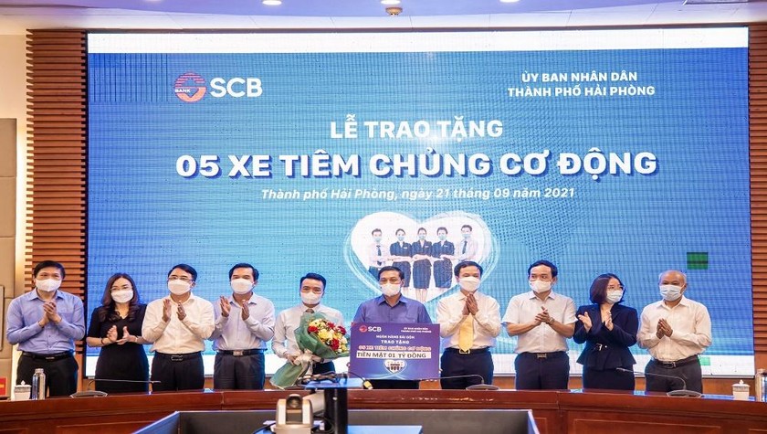 Ông Kiều Quang Vinh, Giám đốc Vùng 11 của SCB, đại diện SCB trao tặng 05 xe tiêm chủng cơ động cho đại diện chính quyền TP Hải Phòng.