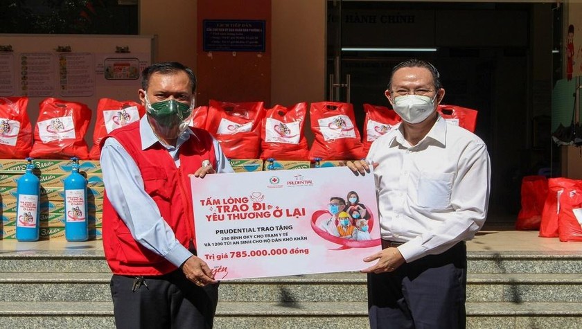 Ngày 22/9/2021, Prudential trao tặng 250 bình oxy và 1.200 túi an sinh cho các hộ dân khó khăn tại 6 tỉnh thành phía Nam