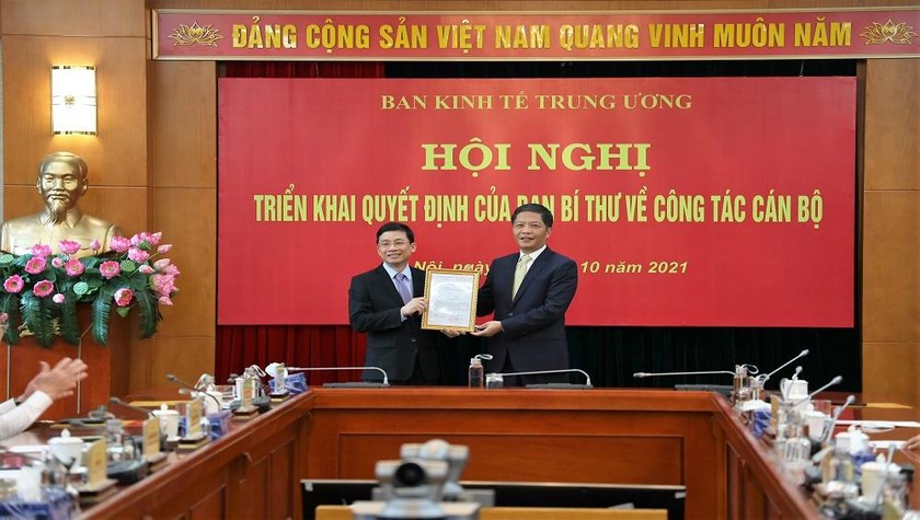 Trưởng BKTTW Trần Tuấn Anh trao quyết định bổ nhiệm Phó trưởng BKTTW cho ông Nguyễn Duy Hưng.
