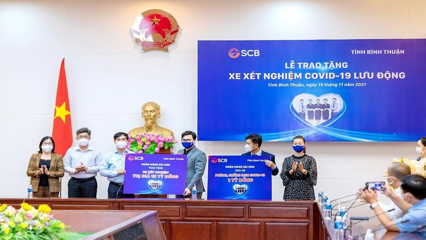 Ông Trương Khánh Hoàng - Quyền Tổng Giám đốc SCB đã trao tặng một xe xét nghiệm COVID-19 lưu động cho đại diện UBND tỉnh Bình Thuận.