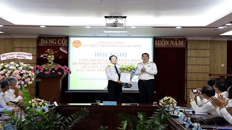Tổng cục trưởng Cao Anh Tuấn trao quyết định điều động, bổ nhiệm ông Nguyễn Tiến Dũng (bìa trái).