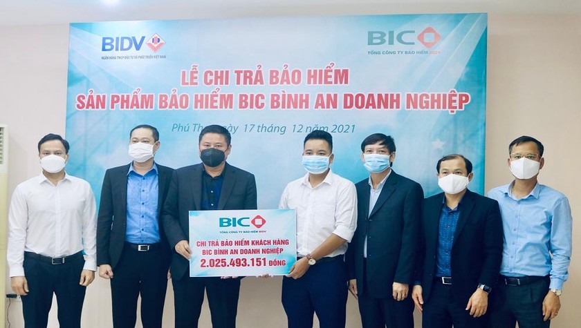 BIC trao quyền lợi bảo hiểm sản phẩm BIC Bình An Doanh Nghiệp cho đại diện của người được bảo hiểm.