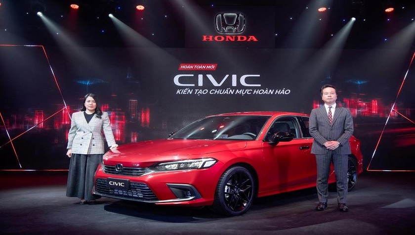 Phó Tổng Giám đốc thứ nhất và Tổng Giám đốc HVN bên cạnh Honda Civic 2022 (từ trái qua phải) tại Lễ ra mắt xe.