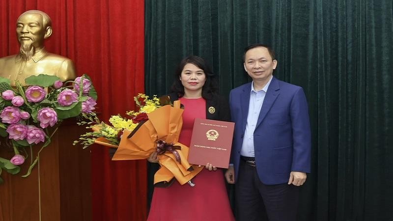 Trao Quyết định bổ nhiệm Phó Vụ trưởng Vụ Truyền thông NHNN đối với bà Kim Lan Anh 