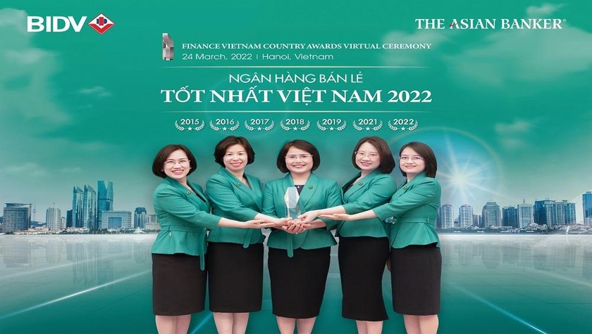 Đại diện BIDV nhận giải thưởng Ngân hàng Bán lẻ Tốt nhất Việt Nam lần thứ 7