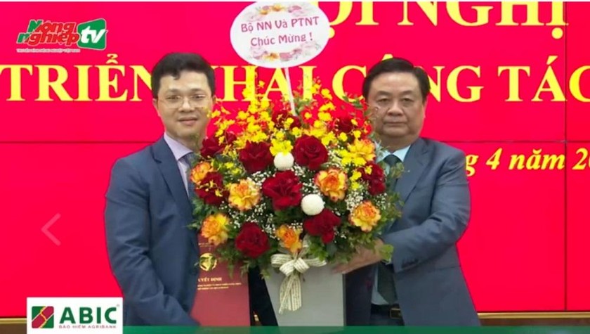Bộ trưởng Lê Minh Hoan giao nhiệm vụ quyền Cục trưởng Cục Thú Y cho ông Nguyễn Văn Long (bên trái)
