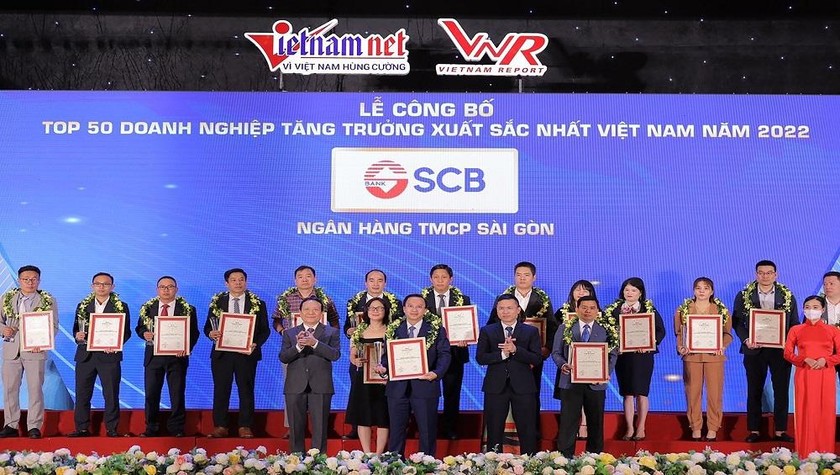 Ông Diệp Bảo Châu - Phó Tổng Giám đốc SCB nhận giải thưởng Top 50 DN tăng trưởng xuất sắc nhất Việt Nam năm 2022.