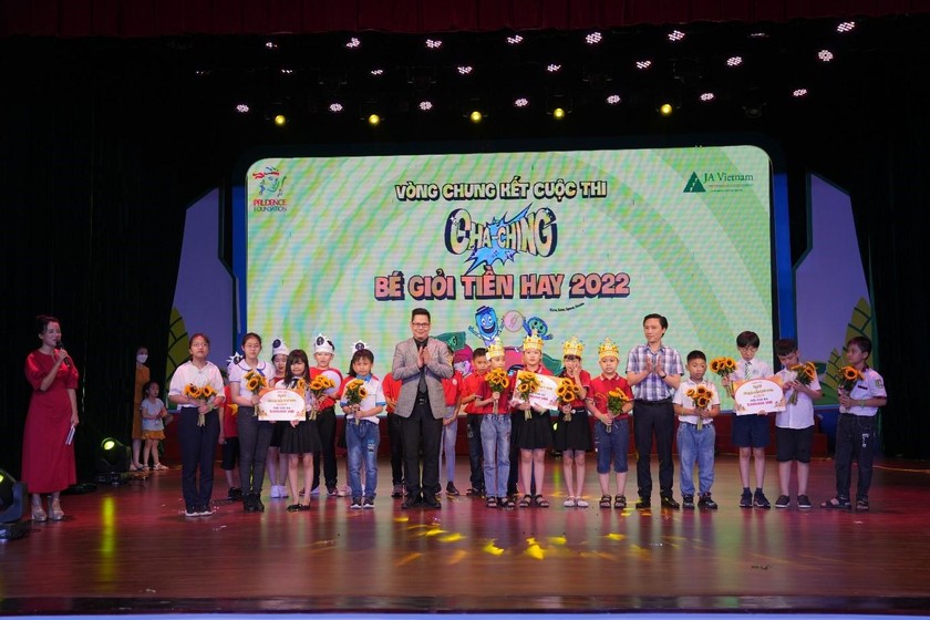 Ngày hội Cha-Ching còn có hoạt động vô cùng thu hút là vòng Chung kết tranh tài của những bạn thí sinh xuất sắc của cuộc thi “Bé giỏi Tiền hay”.