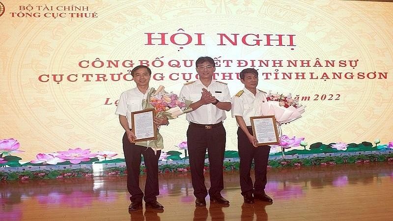 Ông Đặng Ngọc Minh - Phó Tổng cục trưởng Tổng cục Thuế trao quyết định cho ông Trần Hồng Nghĩa (trái) và ông Đỗ Công Tiến (phải).
