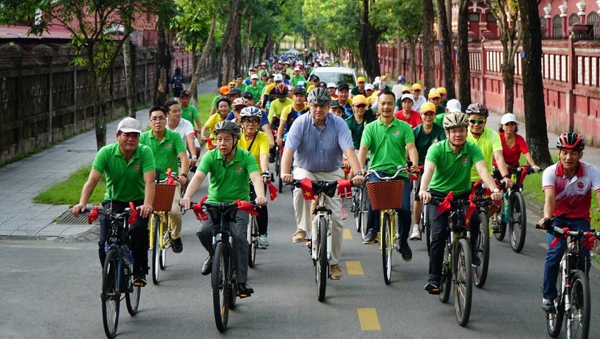 Ông Kim Højlund Christensen, Đại sứ Đan Mạch tại Việt Nam cùng người dân TP Huế đạp xe tập thể 