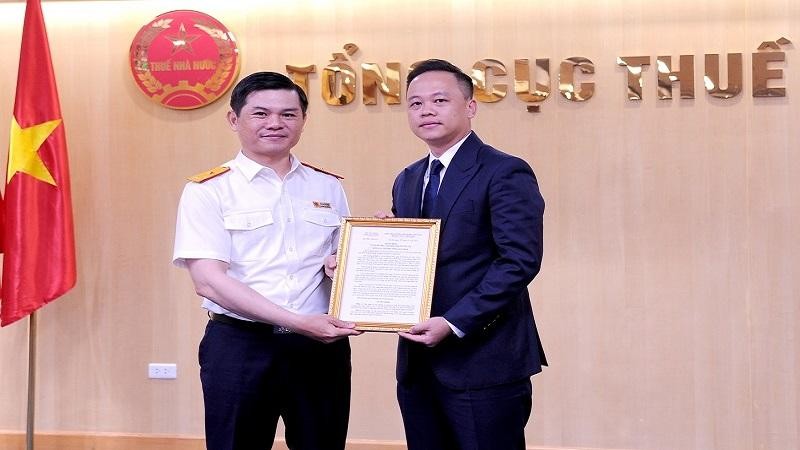Phó Tổng cục trưởng Vũ Chí Hùng trao quyết định tiếp nhận và bổ nhiệm cho ông Bùi Việt Hùng (phải).