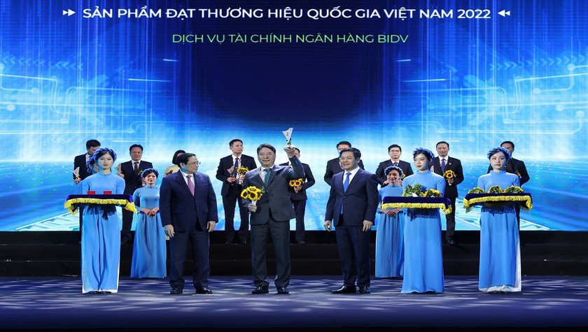 Phó Tổng Giám đốc BIDV Trần Phương đại diện Ngân hàng nhận biểu trưng “Thương hiệu quốc gia” năm 2022.