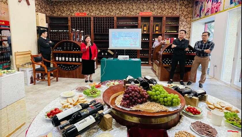Bà Nguyễn Thị Thu Hiền - Phó Tổng giám đốc Công ty CP Vang Thăng Long giới thiệu 3 nhãn vang mới tại tiệc thử rượu.