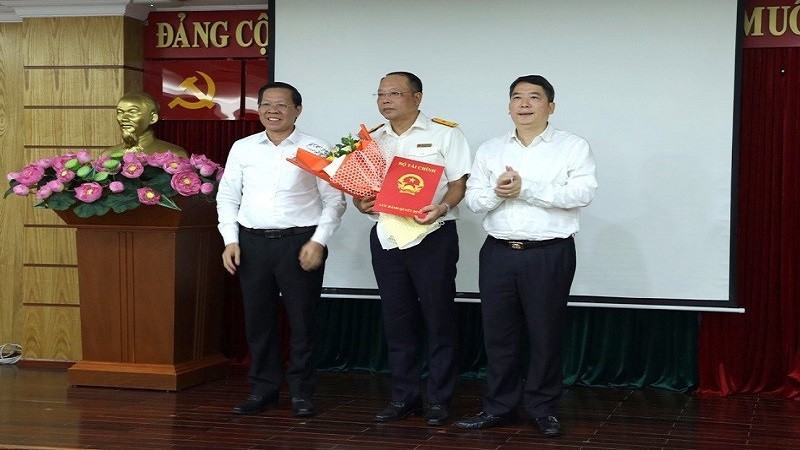 Thứ trưởng Bộ Tài chính Cao Anh Tuấn và Chủ tịch UBND TP Hồ Chí Minh Phan Văn Mãi chúc mừng ông Vũ Xuân Bách.