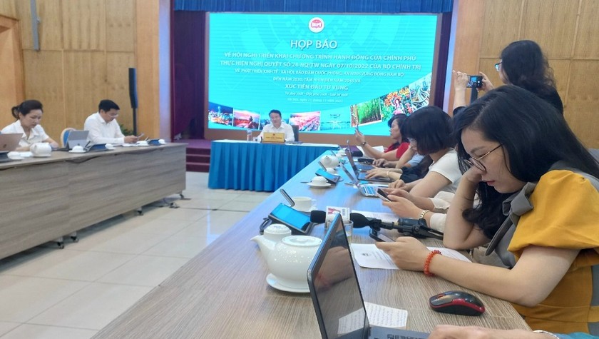 Thứ trưởng Bộ KH&ĐT Trần Quốc Phương chủ trì họp báo.