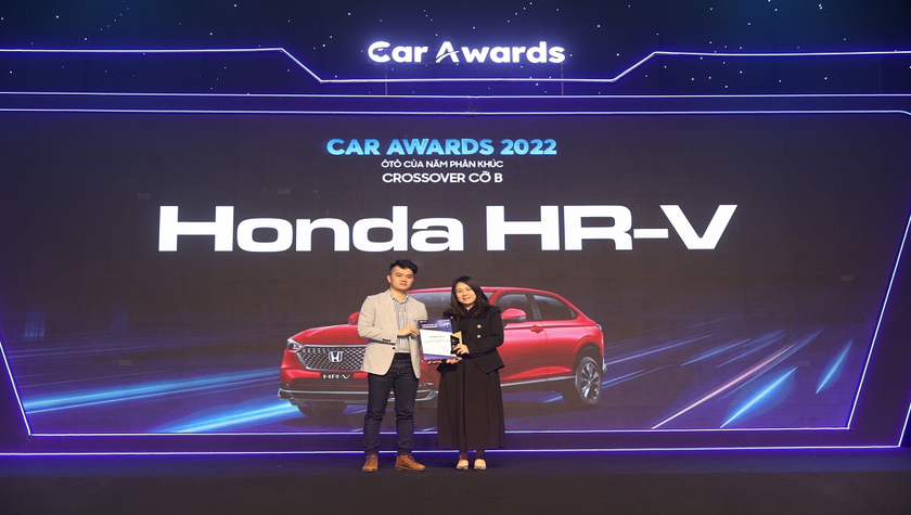 Ông Phạm Đức Huy – Trưởng Ban tổ chức trao Giải “Ô tô của năm” hạng mục xe Crossover cỡ B cho đại diện Công ty Honda Việt Nam – bà Đỗ Thu Hoàng, Phó TGĐ Thứ Nhất