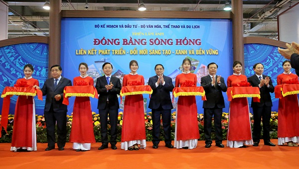 Thủ tướng Phạm Minh Chính và các đại biểu cắt băng khai mạc Triển lãm ảnh nghệ thuật và gian hàng trưng bày các sản phẩm vùng Đồng bằng sông Hồng.
