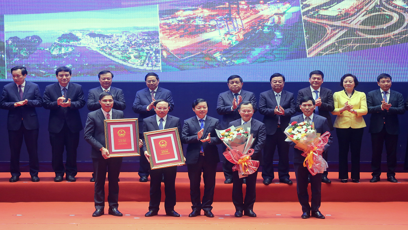 Ủy viên Ban Chấp hành Trung ương Đảng, Phó Thủ tướng Trần Hồng Hà trao các Quyết định Quy hoạch tỉnh Quảng Ninh thời kỳ 2021-2030, tầm nhìn đến năm 2045 và Quy hoạch chung TP Hạ Long đến năm 2040.