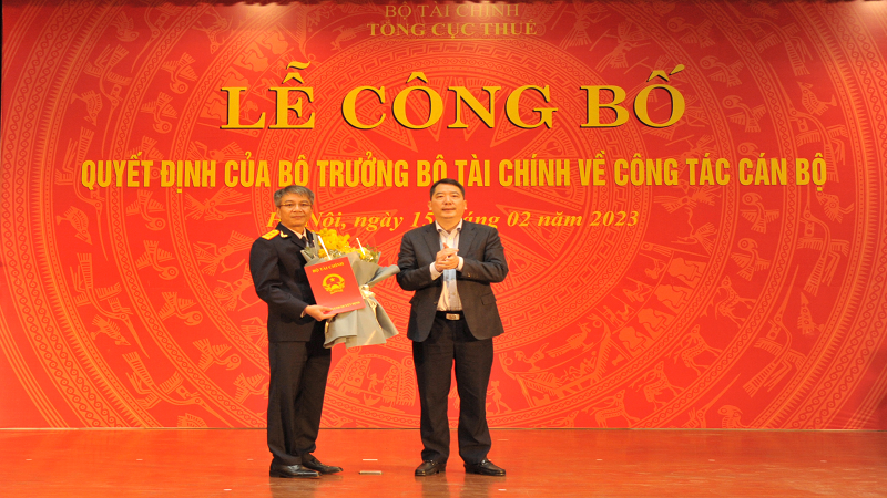 Thứ trưởng Bộ Tài chính Cao Anh Tuấn trao quyết định cho ông Mai Xuân Thành.