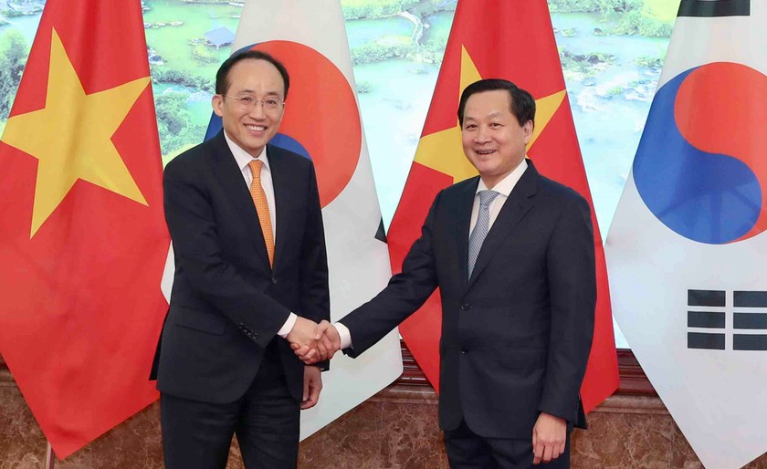 Phó Thủ tướng Chính phủ nước Cộng hòa XHCN Việt Nam Lê Minh Khái (bên phải) và Phó Thủ tướng Đại Hàn Dân Quốc Kyungho Choo (bên trái).