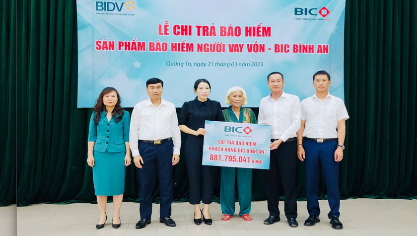 BIC trao gần 900 triệu đồng quyền lợi bảo hiểm cho khách hàng vay vốn tại Quảng Trị