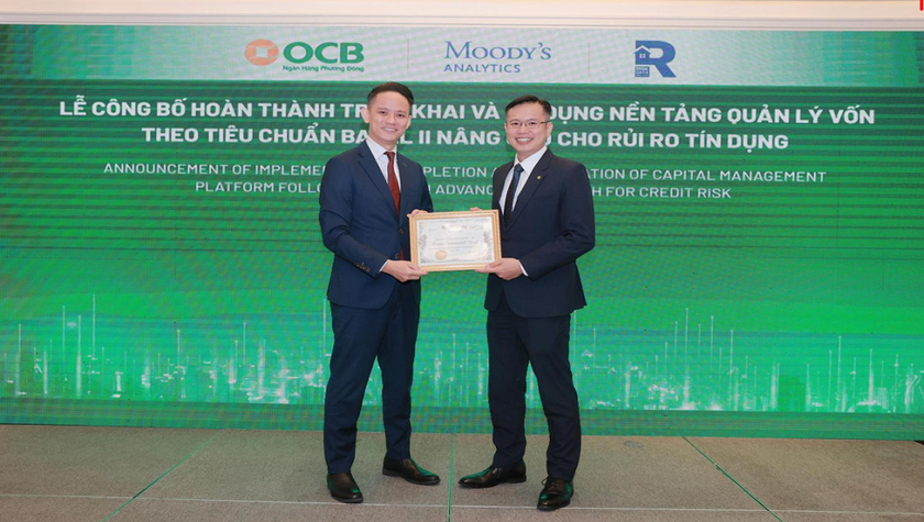 Ông Lê Thanh Quý Ngọc – Giám đốc khối Quản lý Rủi ro OCB nhận giấy chứng nhận hoàn thành triển khai và áp dụng nền tảng quản lý vốn theo Basel II nâng cao từ Moody’s Analytics.