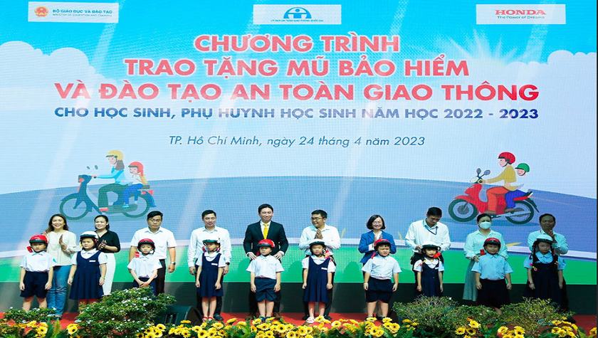 Honda Việt Nam trao tặng mũ bảo hiểm cho học sinh lớp 1- 2 tại TP HCM