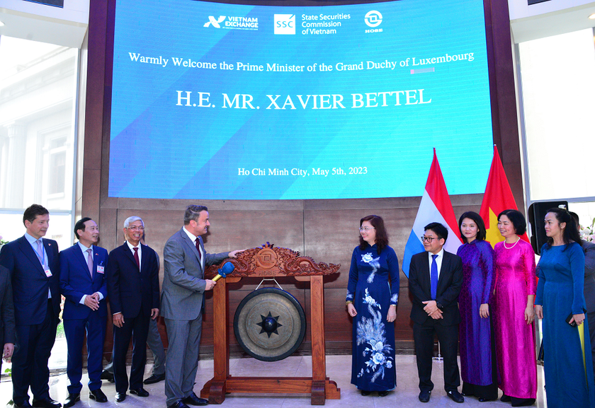 Thủ tướng Luxembourg Xavier Bettel và các đại biểu tham dự đã tiến hành Nghi thức đánh cồng tại HOSE.