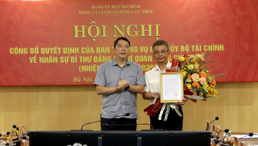 Thứ trưởng Bộ Tài chính Cao Anh Tuấn trao quyết định Bí thư Đảng ủy cơ quan Tổng cục Thuế cho ông Mai Xuân Thành.