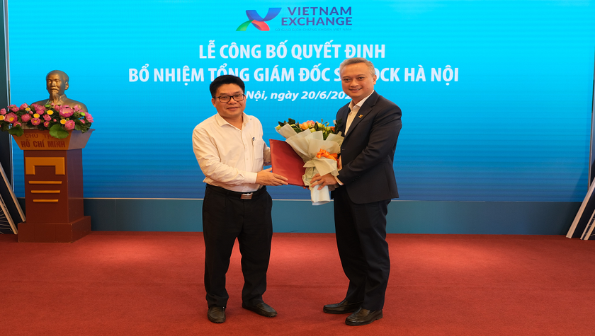 Ông Nguyễn Thành Long (bên trái) Chủ tịch Hội đồng thành viên Sở GDCK Việt Nam đã trao Quyết định bổ nhiệm Tổng Giám đốc HNX cho ông Nguyễn Anh Phong.