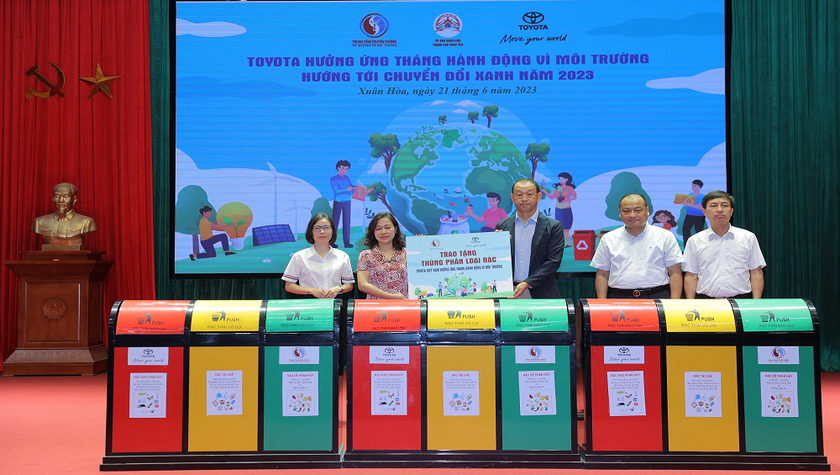 TMV phối hợp với Trung tâm Truyền thông TN&MT trao tặng thùng phân loại rác cho người dân phường Xuân Hòa.