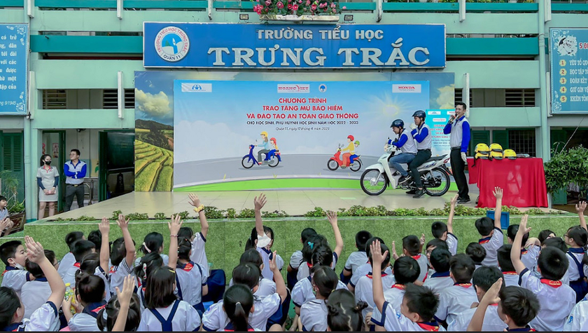 HEAD Hoàng Việt hướng dẫn các em học sinh ngồi xe máy an toàn