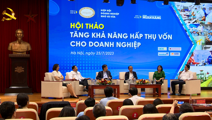 Phó Tổng Giám đốc BIDV Trần Long (ngoài cùng bên phải) chia sẻ thông tin tại Hội thảo “Tăng khả năng hấp thụ vốn cho DN”.